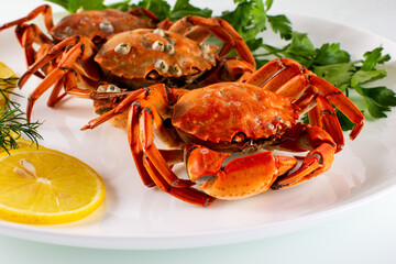 boiled crabs with lemon and parsley