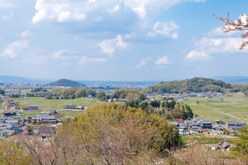 Fototapeta na wymiar 甘樫丘展望台から見る耳成山と天香具山