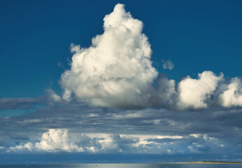 Fototapeta na wymiar Wolken über dem Wattenmeer, Ostfriesland. ImHintergrund Insel Langeoog.
