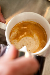 カプチーノを作るバリスタ