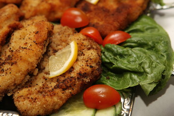 Schnitzel mit Zitronen und Tomaten