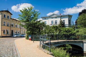 güstrow, deutschland - idylle mit brücke am stadtpark