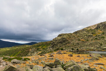Laguna glaciar en la montaña