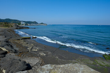 見物海岸に打ち寄せる波