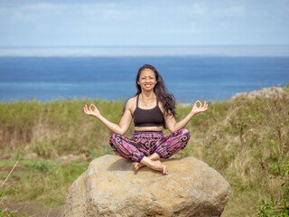 Fototapeta na wymiar Yoga in front of the sea