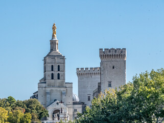 Fototapeta na wymiar Palais des papes en Avignon