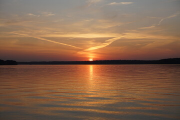Obraz premium sunset over the lake