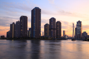 隅田川と高層マンションの夕暮れ