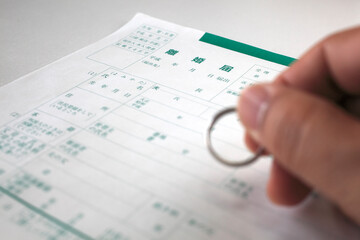 離婚届と結婚指輪と印鑑