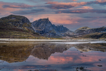 Zdjęcie wyspy Austvagsoya należącej do archipelagu Lofoty w Norwegii, Skandynawia
