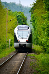 Naklejka premium Eisenbahn Nahverkehr Triebwagen Strecke Gleis Zug eingleisig Schienen Verkehr Deutschland Wald Natur Schotter Oberleitung elektrisch Sauerland Verbindung modern Regionalbahn Nahverkehr ÖPNV Technik