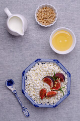 Cottage cheese with fig slices