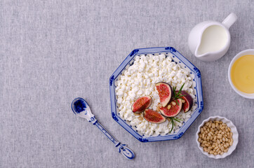 Cottage cheese with fig slices