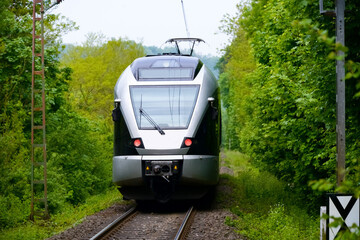 Zug Eisenbahn Nahverkehr Strecke Gleis eingleisig Triebwagen Schienen Verkehr Deutschland Wald...