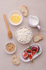 Cottage cheese with fig slices