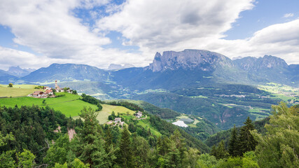 Fototapeta na wymiar Randonnées et Panorama, Dolomites, vue sur le village de Mittelberg aux pyramides de Renon, Sud Tyrol, Italie