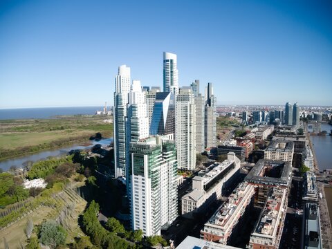 Vista a&eacute;rea de los edificios m&aacute;s altos de la zona sur del puerto de la ciudad en la zona de "Puerto Madero", con casas y oficinas de la empresa.