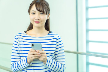 スマホを使う女性