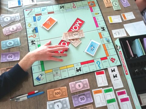 jouer au monopoly , jeu de soci&eacute;t&eacute;