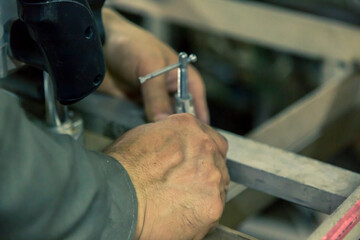 Obraz premium Worker hands twist the clamp onto the detail