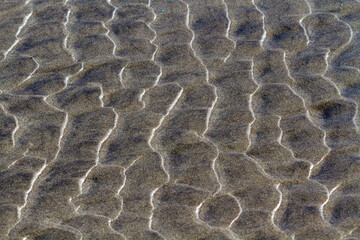 Bodenstrukturen am Strand bei Ebbe