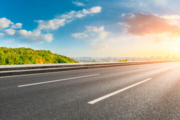 Naklejka premium Asphalt road and city skyline with buildings in Hangzhou at sunrise.