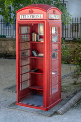 cabine téléphonique anglaise transformée en bibliothèque à Avignon