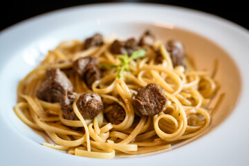 prato de macarrão com carne