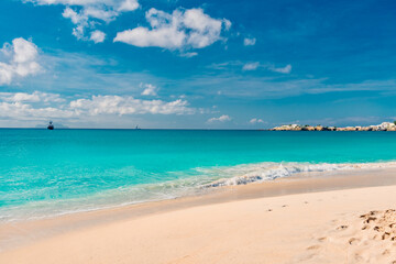 Fototapeta na wymiar Sint Maarten, Caraibi - 23 Gennaio 2020: azzurro mare nella spiaggia dei Caraibi isola di Sint Maarten in inverno