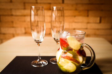 Jarra de sangria e taças