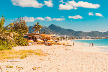 Sint Maarten, Caraibi - 23 Gennaio 2020: azzurro mare nella spiaggia dei Caraibi isola di Sint Maarten in inverno
