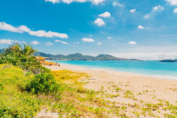 Sint Maarten, Caraibi - 23 Gennaio 2020: azzurro mare nella spiaggia dei Caraibi isola di Sint Maarten in inverno