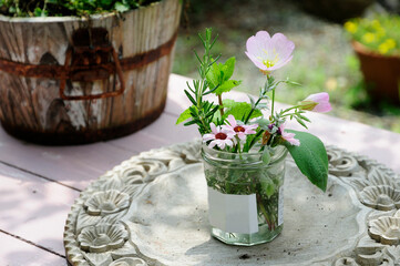 庭のテーブル上のブーケ