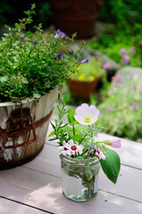 庭のテーブル上のブーケ