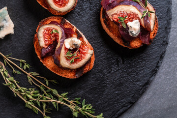 toast with caramelized onions, goat cheese, cream cheese, thyme, honey and figs. Figs with nut. blue cheese and honey. Delicious appetizer, ideal as an aperitif