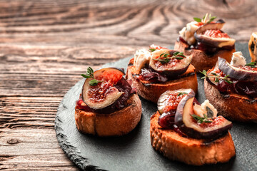 toast with caramelized onions, goat cheese, cream cheese, thyme, honey and figs. Figs with nut. blue cheese and honey. Delicious appetizer, ideal as an aperitif