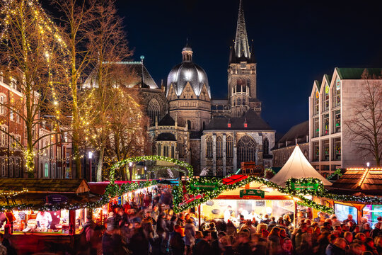 Aachener Weihnachtsmarkt mit Blick auf den Dom