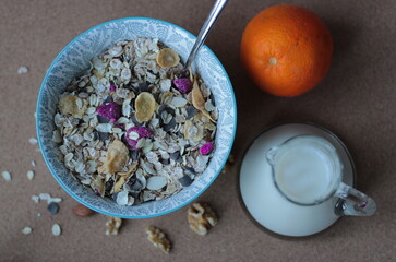gesundes Frühstück mit Milch, Müsli und Obst