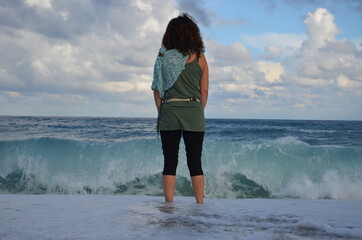 Donna verso l'orizzonte, indecisione, meditazione, ssolitudine