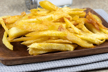 plat de frites fraîches sur une table en bois