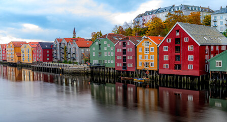 Drewniane domki na palach, Trondheim, Norwegia - obrazy, fototapety, plakaty