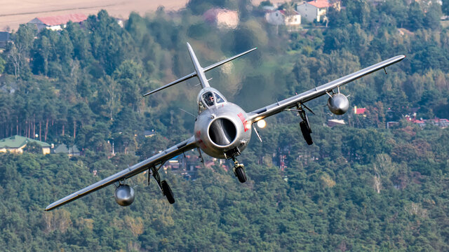 Mig-15 SB Lim-2 nad polami, lasami, łąkami i jeziorami w okolicy Piotrkowa Trybunalskiego