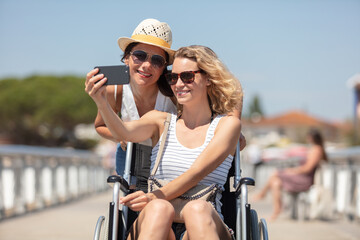 Naklejka premium active couple taking selfie with mobile phone on the beach