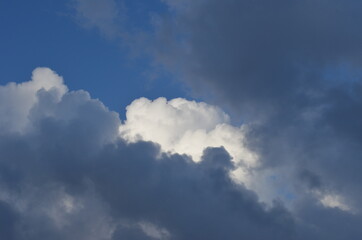 Fototapeta na wymiar Cielo con nuvole e luce del sole