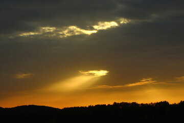 Sonnenuntergang bei einem herbstlichen Himmel