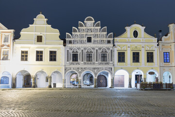 Obraz premium Traditional houses on the main square of Telc, South Moravia, Czech Republic. UNESCO heritage site. Town square in Telc with renaissance and baroque colorful houses. Early evening or night scene.