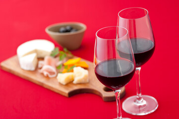 チーズ盛りと赤ワイン