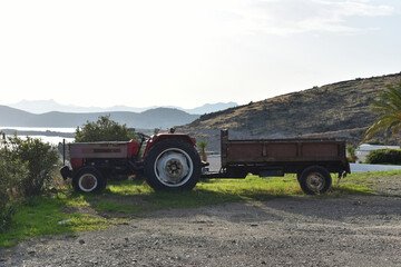 Obraz premium Old tractor with trailer in Turkey mountains