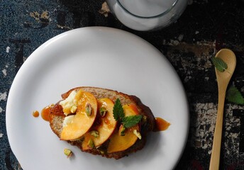 Durazno, queso, miel y pistachos 