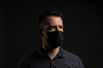 Obraz premium Man Wearing Face Mask Looking Off to Side